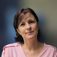 Fekete kalligrafikus aláírás, „P. C. Agnithu” felirattal, fehér háttéren, tintaszerű textúrával.